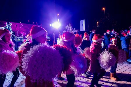 Prihod Dedka Mraza s spremstvom